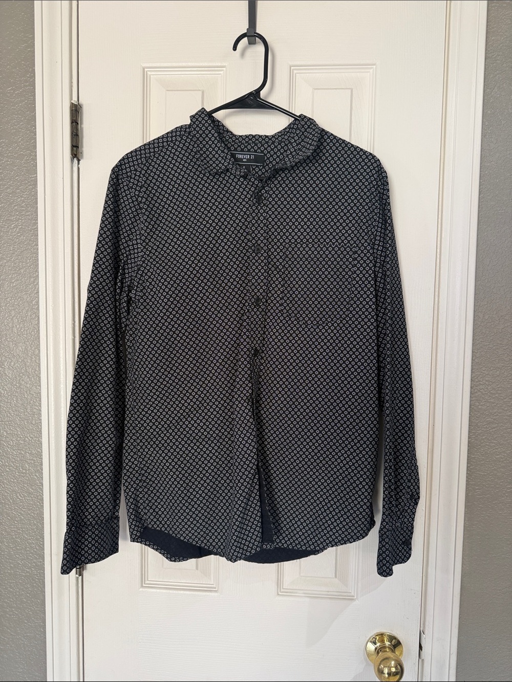 Forever 21 Men's Black Geometric Button-Down Shirt size medium